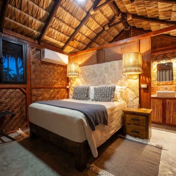 Hermoso interior rústico de la Cabaña Sencilla con detalles en madera