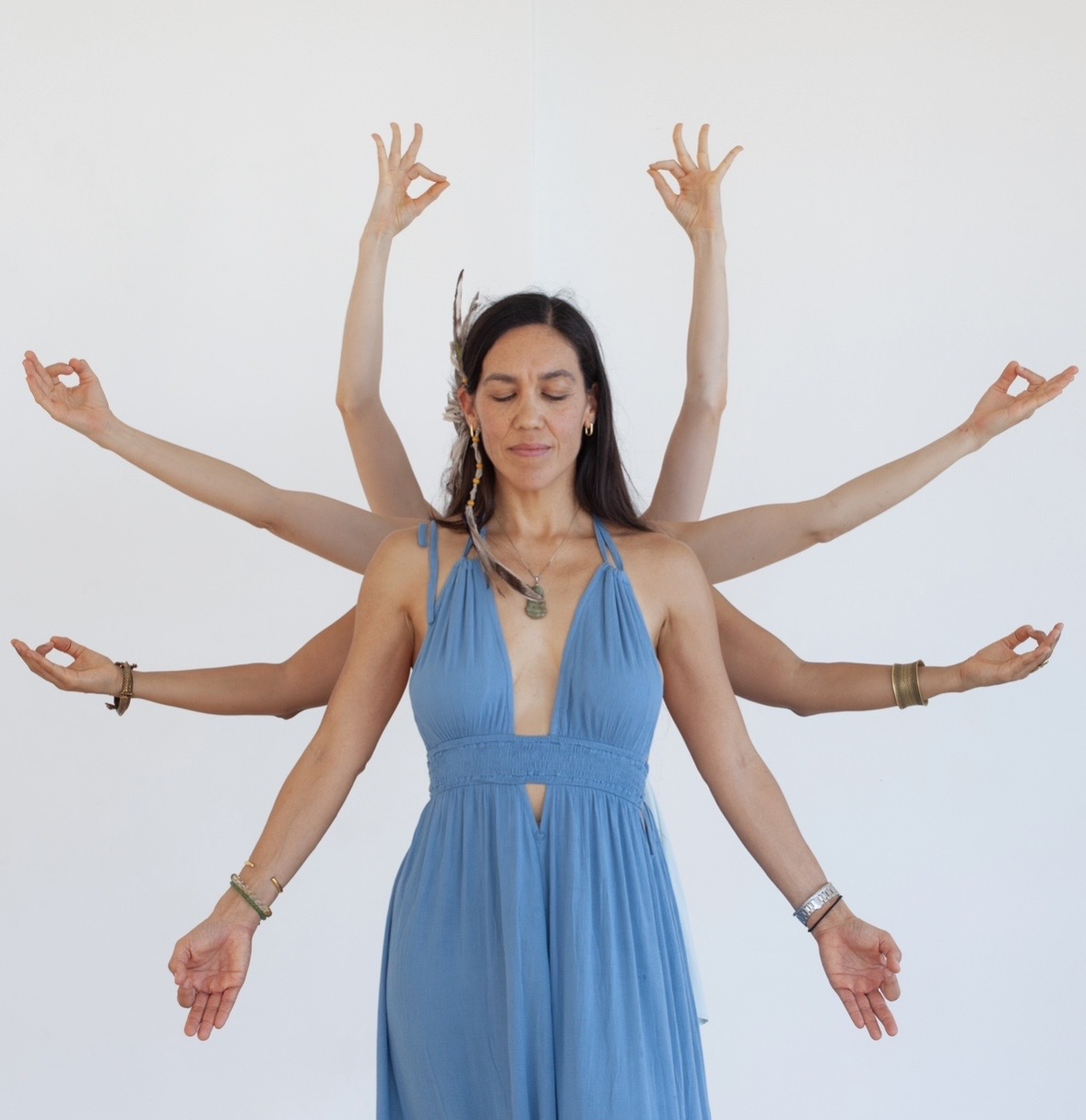 Marcela Ley en postura Shakti